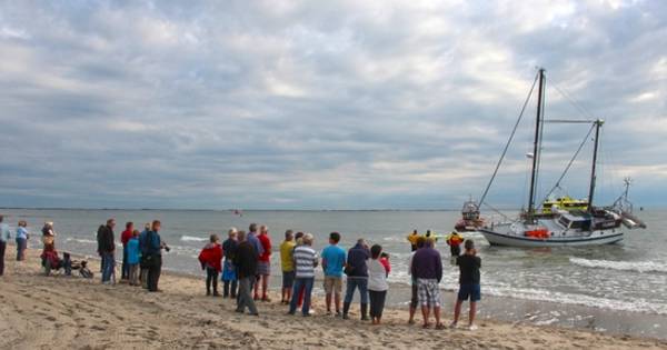 Zeiljacht gestrand bij Dishoek (video) | Walcheren - PZC
