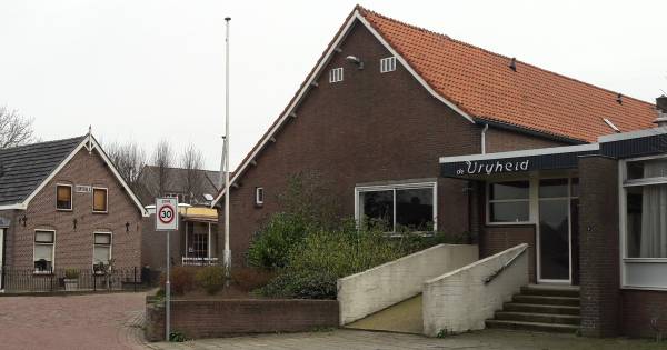 In de rij voor een van de vier woningen in dorpshuis De Vrijheid - BD.nl