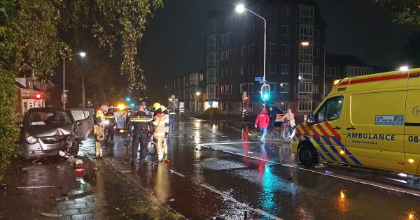 Automobilisten negeren afzetting van politiewagens en pionnen bij ongeval.
