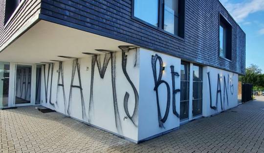 Woning van Vlaams Belang-raadslid beklad in Lievegem: ‘Dit soort acties vergiftigt de sfeer in onze straten’
