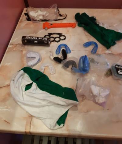 Amsterdamse politie pakt 90 Groningse hooligans op en voorkomt veldslag