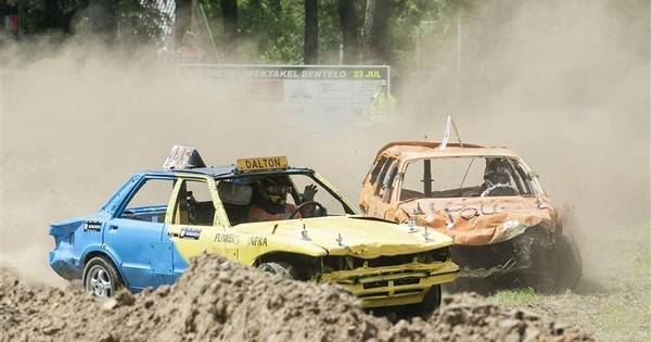 Crazy Car Crash succesnummer op Midzomerfeesten Bentelo | Hof van Twente - Tubantia