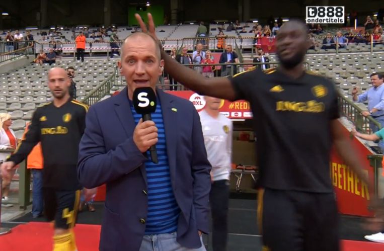 Grapjas Romelu Lukaku zet presentator Karl Vannieuwkerke ...