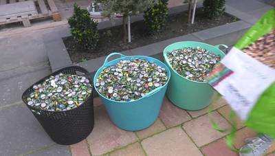 Tara (9) gaat iedere week naar de kroeg... voor bierdopjes