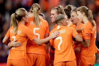 Miedema en Martens scoren voor winnend Oranje in uitverkocht Gelredome