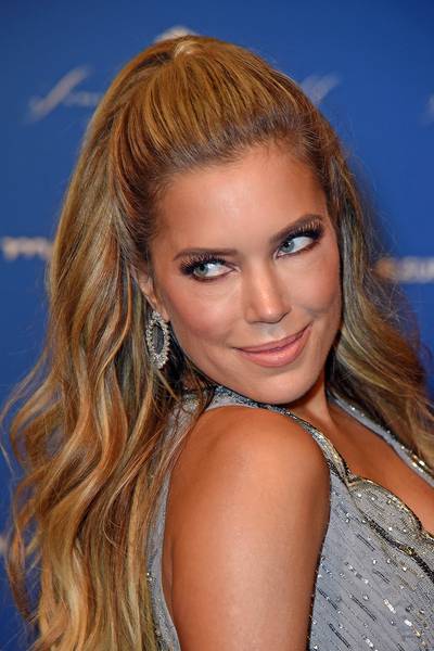 Sylvie ontspant in heet zwembad en Xelly proeft geblinddoekt babyvoeding