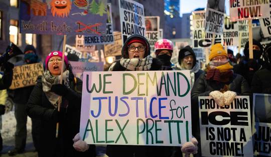 Rapport: twee agenten schoten op Alex Pretti • Democratisch Congreslid aangevallen tijdens toespraak in Minneapolis