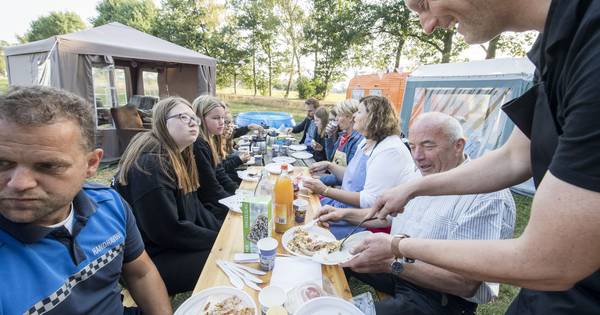 Jongeren op veelbesproken kampeerplek in Tubbergen verrast met ontbijtje