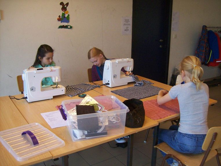 Beste Kinderen leren naaien met naaimachine | Kortenaken | In de buurt | HLN SQ-41