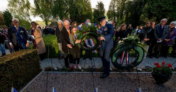 Amerikaanse ambassadeur eert gesneuvelde militairen in Opijnen en dankt Nederland - BD.nl