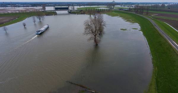 Onverstoorbaar trekt het water zijn eigen grenzen... | Waalwijk, Heusden eo - BD.nl