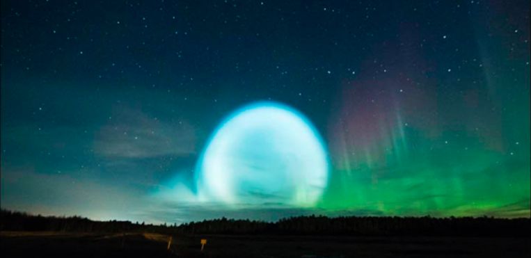 Aliens? Een nucleaire test? De lichtbol spreekt tot de verbeelding.