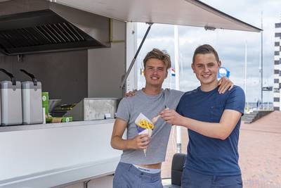 Niks vakantiebaantje, deze Zeeuwse tieners kochten gewoon een frietkraam: ‘Het gaat hartstikke goed’