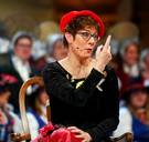 Opvolger Merkel onder vuur voor gendermop op carnavalsfeest 