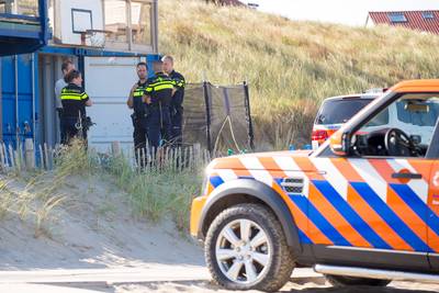 Zwetende agent moet in vol ornaat strand op:  ‘Onverantwoord’