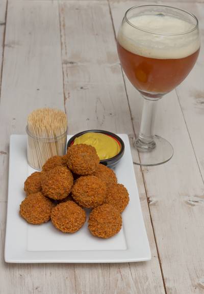 Man bestelt in horeca bier (en bitterballen) zonder te betalen: 130 dagen cel