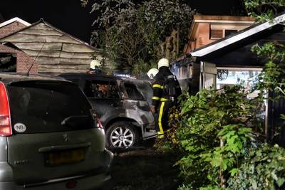 Autobrand Gilze slaat over naar schuur, maar schade blijft beperkt