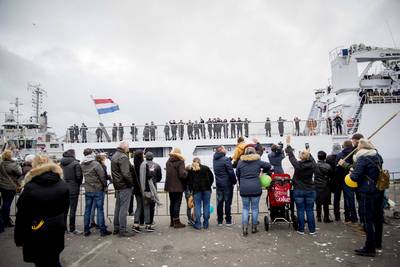Bemanning marineschip herenigd met familieleden