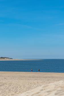 Het ‘bleib zu Hause, restez à la maison, blijf thuis’ van Rutte galmt na over de lege Schouwse stranden