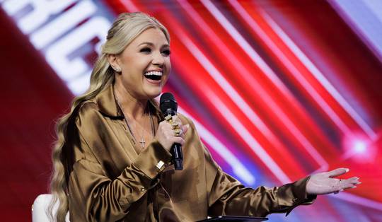 Wie is Erika Kirk (37), de Amerikaanse weduwe die de bijbelse onderwerping van de vrouw predikt?