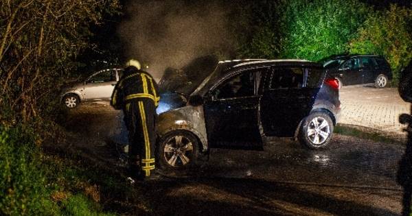 Auto uitgebrand op parkeerterrein restaurant Eastern Plaza in Bentelo - Tubantia