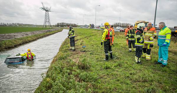 Auto in sloot na ongeval op A73, vader en dochter onderkoeld.