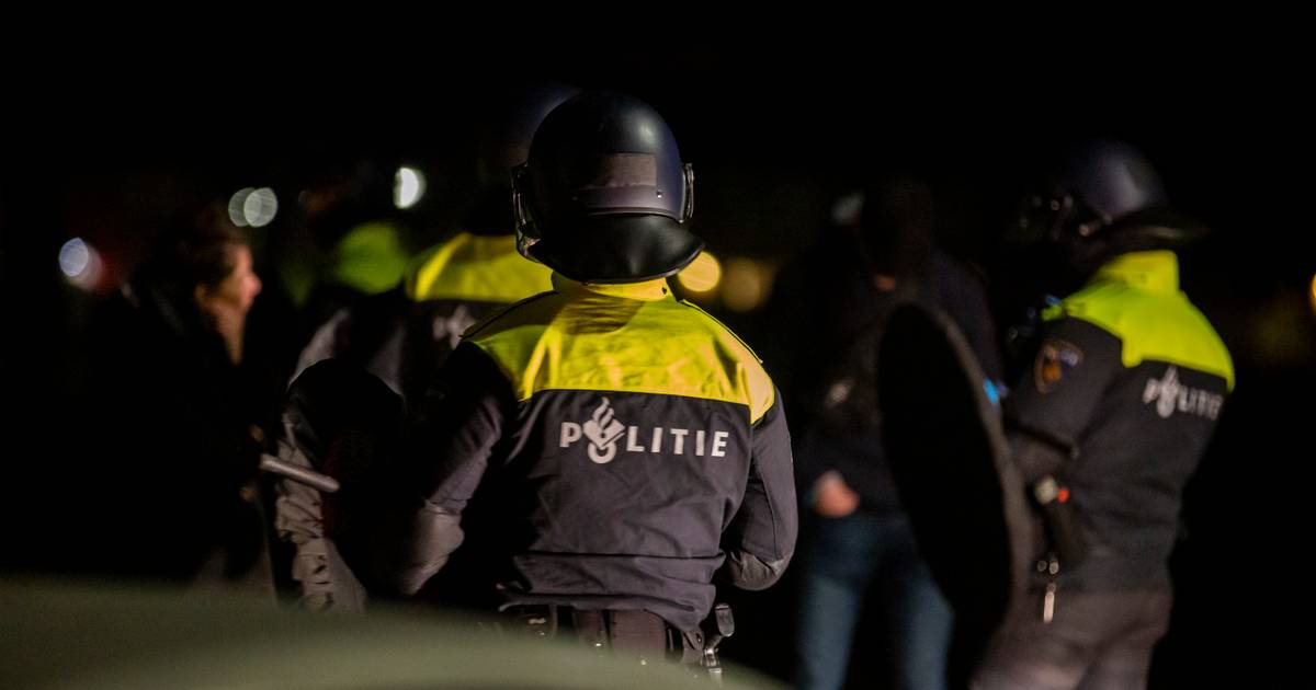 Politie houdt man aan in Roosendaal vanwege illegaal vuurwerkbezit, aantal arrestaties na onrustige nacht op vijf.