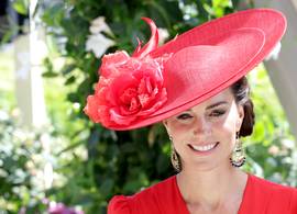 Kate Middleton het stralende middelpunt in rode jurk van Alexander McQueen