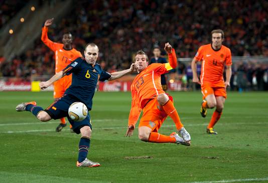 Andrés Iniesta scoort in de WK-finale van 2010 tegen Oranje.