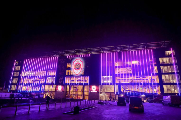 Opvallend beeld: de nieuwe tribune was gisteravond in een paarse gloed gehuld.
