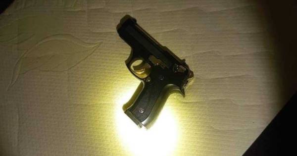 Politie vindt vuurwapen bij doorzoeking van woning in Ameide.