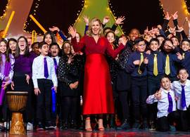 Koningin Máxima draagt feestelijk rood naar Kerst Muziekgala