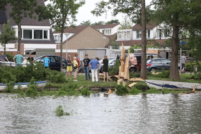 Boom Explodeert Na Blikseminslag In Naaldwijk Stronk Valt Op Joey S 13 Bootje Westland Ad Nl