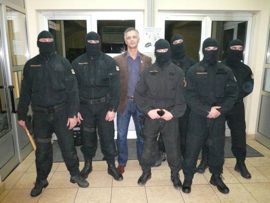 Peter Sanders met een Kroatisch arrestatieteam dat met hem trainde.