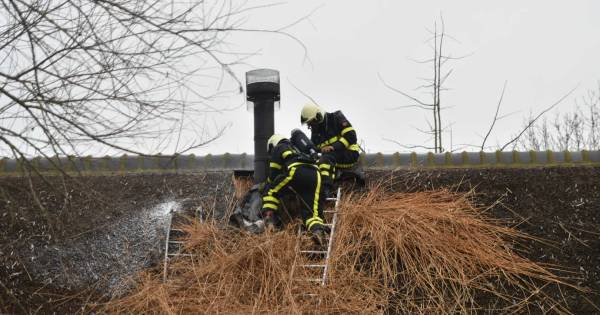 Schoorsteenbrand in woning met rieten dak in Andel.