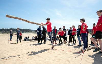 Scholieren zagen boomstammen en werpen zwerfkeien op Hoge Veluwe