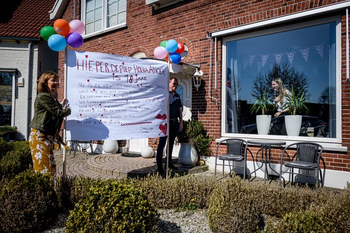 Spiksplinternieuw Omgekeerde corona-actie' in Enschede: Oma en opa verrassen jarige FV-45