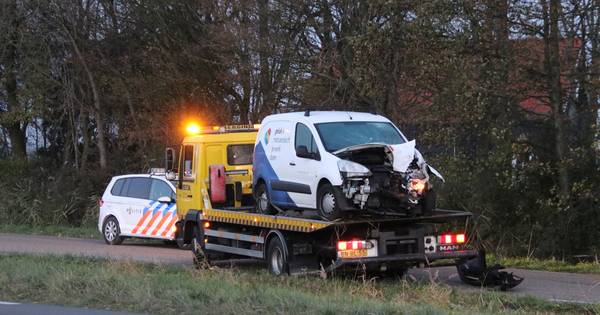 Bestelauto botst op tractor in Bruinisse