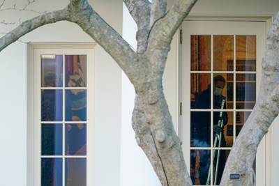 Stafleden in Witte Huis verwijderen meteen foto’s van Trump