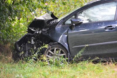 Veel schade door botsing tussen twee auto's in Ulvenhout