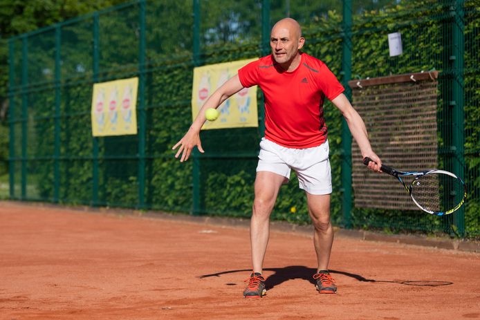 Schepen van Sport Francis De Donder slaat een balletje in sport- en wandelpark Ter Elst.