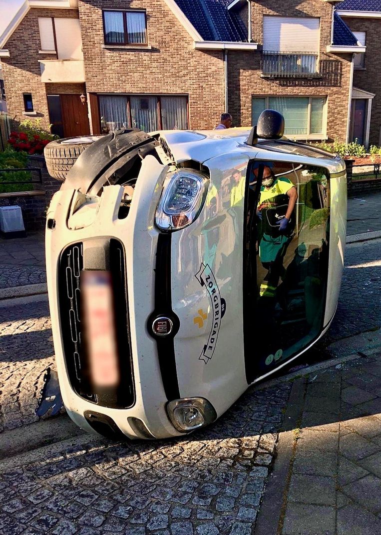 Auto van het WitGele Kruis ligt gekanteld in Molenstraat Damme In
