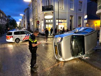 Auto belandt op de zijkant bij aanrijding in Arnhem