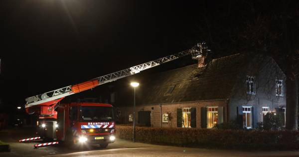 Schoorsteenbrand bij woning in Lennisheuvel.