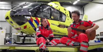 Artsen traumaheli zingen 'Tears in Heaven' terwijl ze wachten op nieuwe oproep