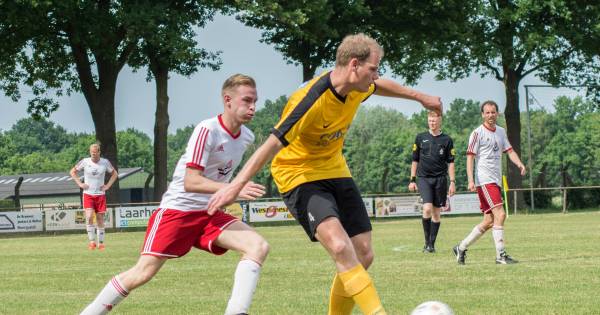 In de categorie opmerkelijk: EDN'56-speler schiet zichzelf in het gezicht en moet veld verlaten - BD