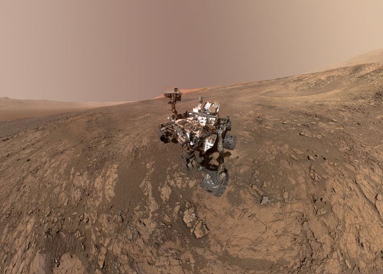 Curiosity maakte vorige week nog dit zelfportret vanop de bergkam waar hij zich momenteel bevindt. Links in beeld is de krater die op de panoramafoto te zien is.