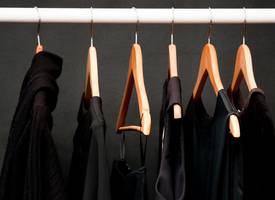 Houd je zwarte kleding zwart met déze 3 middeltjes