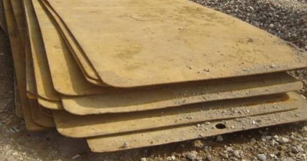 Tielenaar steelt rijplaten: truck zakt weg in rul zand - De Gelderlander