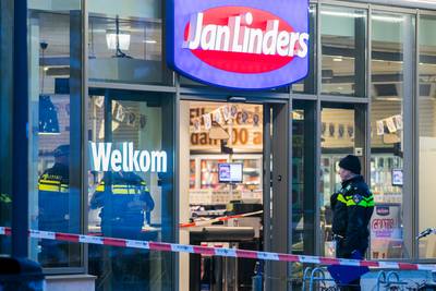 Overvallers met messen en bijlen sluiten personeel  supermarkt Lent op in koelcel